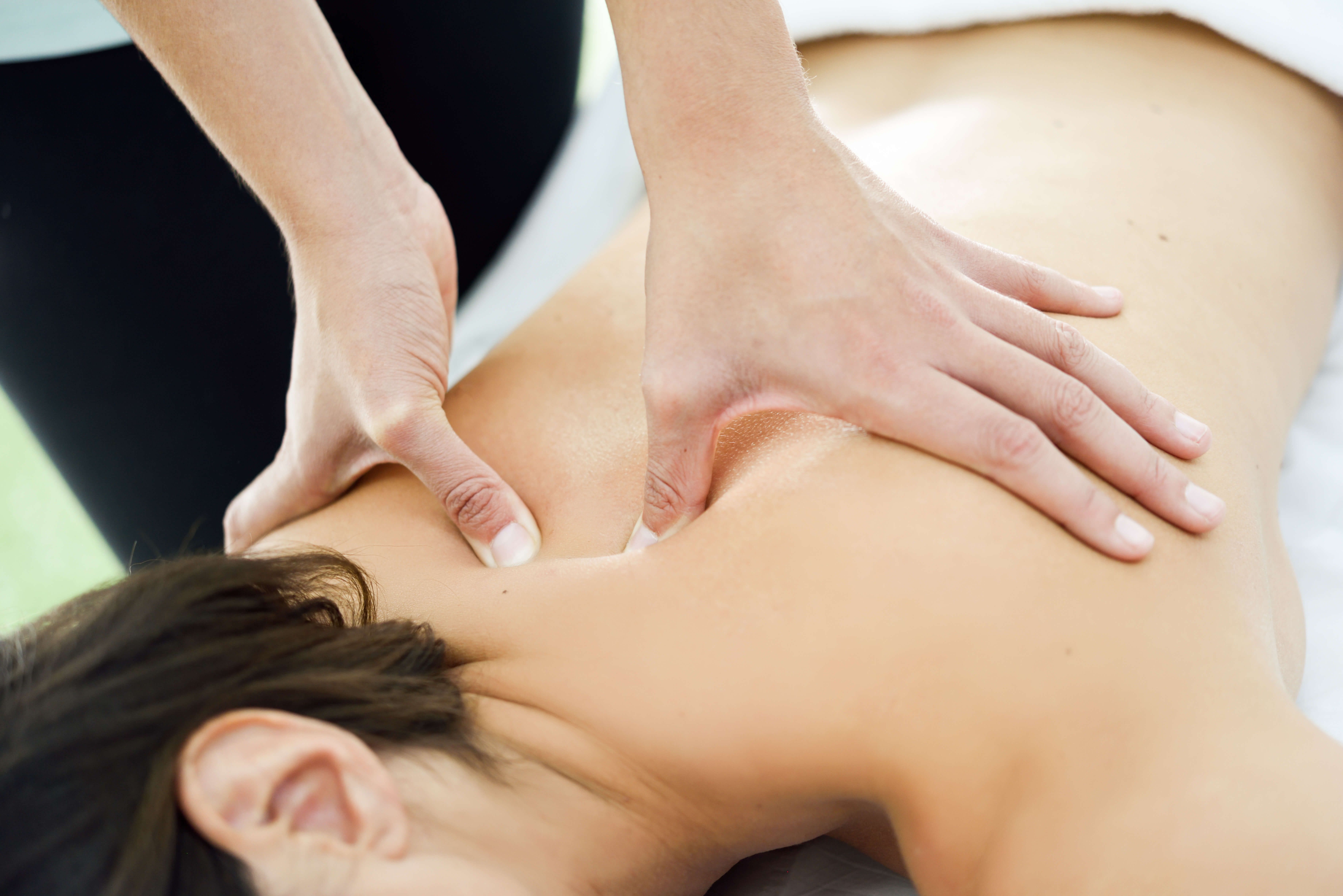 Massage therapist. Классический лечебный массаж. Массаж спины. Классический массаж спины. Женский массаж.